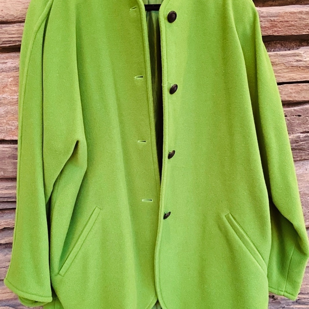 BEAUTIFUL MAX MARA LIGHT GREEN Wool Loose Jacket. Fully Lined. With 2 pockets